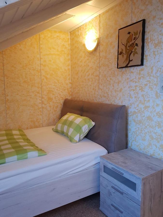 Sonnige Ruhige Dachzimmer Inkl Wifi Plus Kaffee Mit Wg Dusche Und Neuer Kueche Lörrach Exteriér fotografie