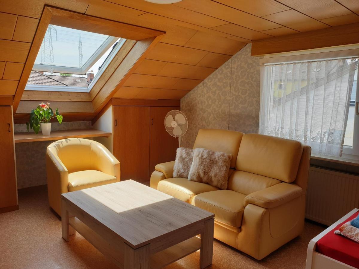 Sonnige Ruhige Dachzimmer Inkl Wifi Plus Kaffee Mit Wg Dusche Und Neuer Kueche Lörrach Exteriér fotografie